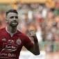 Striker Persija Jakarta, Marko Simic, melakukan selebrasi usai mencetak gol ke gawang Bhayangkara FC pada laga Shopee Liga 1 di Stadion Patriot Chandrabhaga, Bekasi, Sabtu (10/8). Persija bermain imbang 1-1 atas Bhayangkara. (Bola.com/Yoppy Renato)