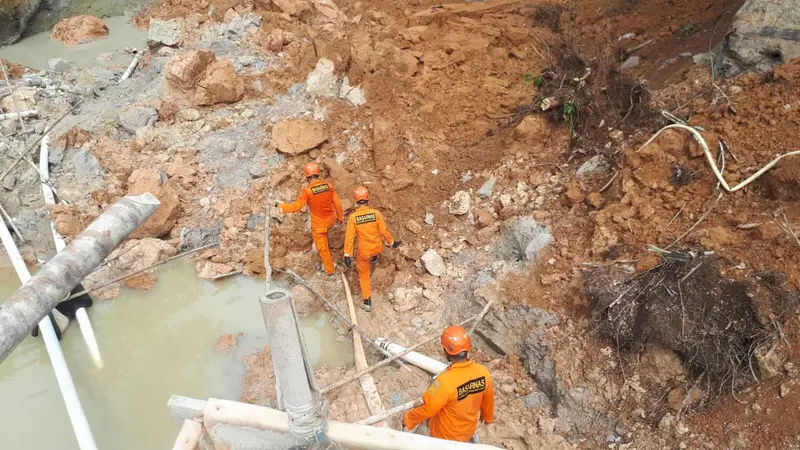 Basarnas mencari pekerja tambang di lokasi longsor