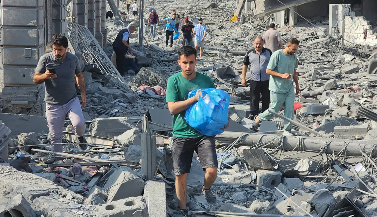 <p>Dengan ini, jumlah korban tewas dalam perang Hamas-Israel di kedua sisi berdasarkan laporan Kedutaan Besar Israel di Amerika Serikat dan Kementerian Kesehatan Palestina total mencapai 1.908 orang dan korban luka mencapai 7.928 orang. (AP Photo/Hassan Eslaiah)</p>