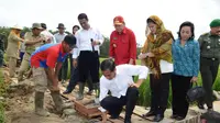 Presiden Joko Widodo meletakkan batu pertama pembangunan saluran irigasi tersier di Bendungan Irigasi Tersier Desa Mandor Kabupaten Landak, Kalbar, Selasa (20/1/2015). (Rumgapres/Agus Suparto)