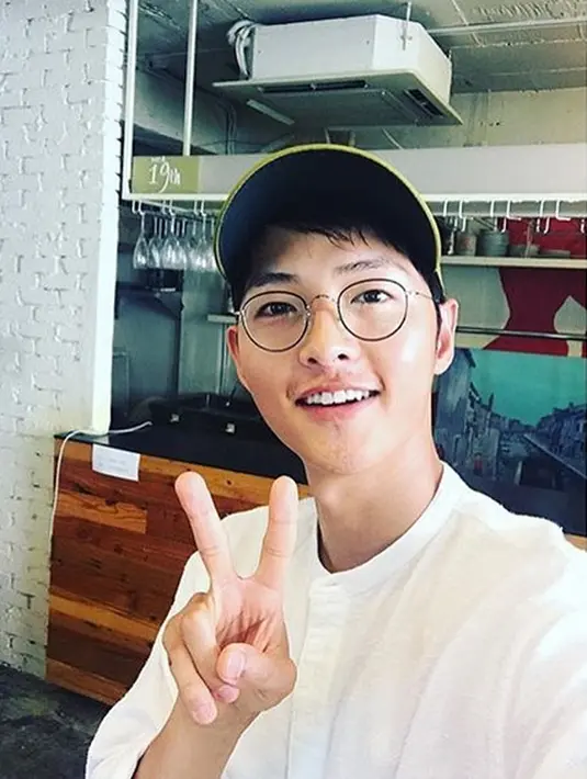 Menjelang hari pernikahannya, Song Joong Ki baru saja menyelesaikan film terbarunya yang berjudul Descendants of The Sun dan itu menjadi film terakhirnya sebelum menikah. Setelah ini mereka akan fokus dengan pernikahannya itu.  (Instagram/songjoongkionly)