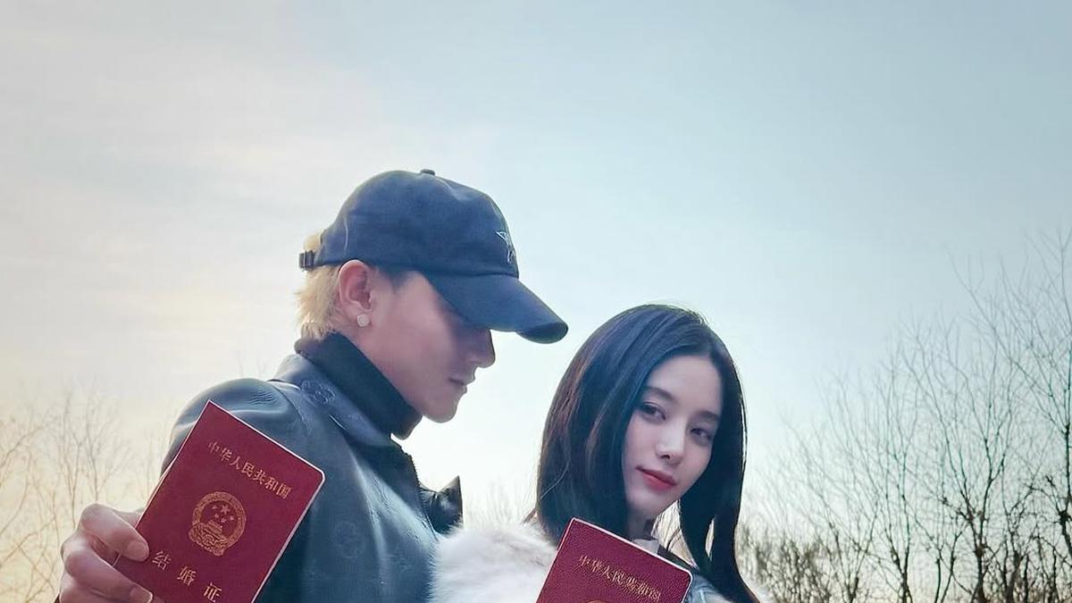 Tao Eks EXO Resmi Nikahi Mantan Trainee SM Entertainment Xu Yiyang, Kompak Pamer Buku Nikah