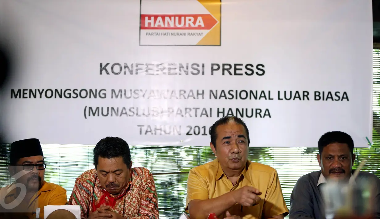 Pendiri Partai Hanura, Djafar Badjeber (kedua kanan) menyampaikan keterangan pers di Jakarta, Kamis (27/10). Pendiri Partai Hanura mendesak Wiranto untuk melaksanakan Munaslub untuk memilih Ketua Umum yang baru. (Liputan6.com/Johan Tallo)