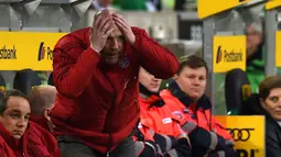 Manajer Bayern Munchen, Matthias Sammer, bereaksi saat pertandingan melawan Moenchengladbach ddalam lanjutan Liga Jerman di Moenchengladbach, Jerman, (5/12/2015). (AFP/Patrik Stollarz)