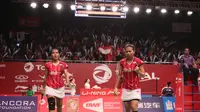 Ekspresi Nitya Krishinda Maheswari (kiri) dan Greysia Polii setelah meraih angka. (Bola.com/Arief Bagus)