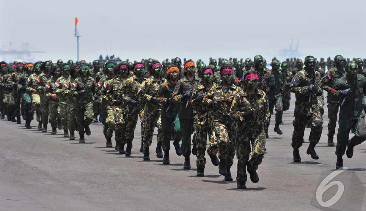 Dalam perayaan HUTnya yang ke-69, TNI mengerahkan ribuan prajuritnya untuk memeriahkan acara, Surabaya, Senin (7/10/2014) Surabaya (Liputan6.com/Johan Tallo)