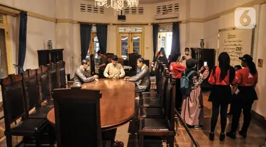 Pengunjung melihat koleksi saat berwisata sejarah di Museum Perumusan Naskah Proklamasi, Menteng, Jakarta Pusat, Selasa (16/8/2022). Menjelang perayaan HUT Kemerdekaan RI, rumah bersejarah yang menjadi saksi bisu terciptanya naskah Proklamasi itu ramai dikunjungi, baik anak-anak maupun orang dewasa untuk lebih dekat tentang perjalanan lahirnya Indonesia. (merdeka.com/qbal S Nugroho)