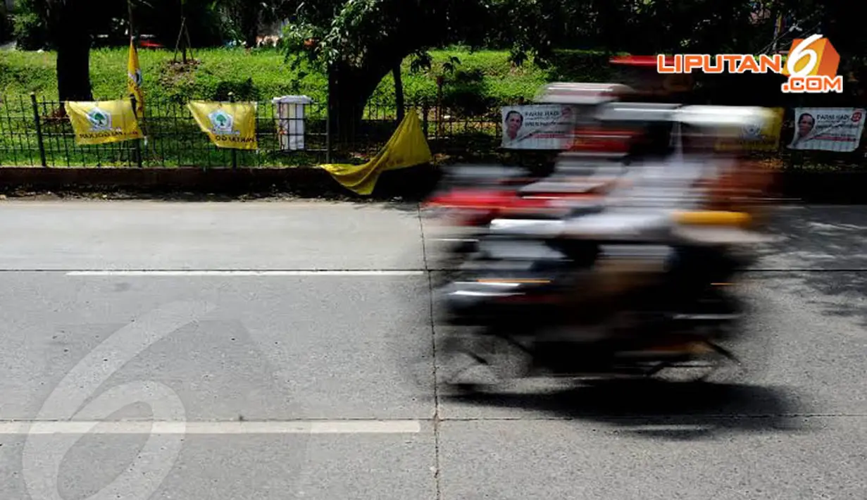 Pagar pembatas pun tak luput dari kibaran bendera parpol peserta pemilu 2014 seperti tampak di jalan depan Universitas Pancasila (Liputan6.com/Helmi Fithriansyah) 