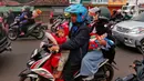Pemudik sepeda motor saat berboncengan dengan anak-anak melintasi Simpang Jomin, Jawa Barat, Rabu (19/4/2023). (Liputan6.com/Angga Yuniar)