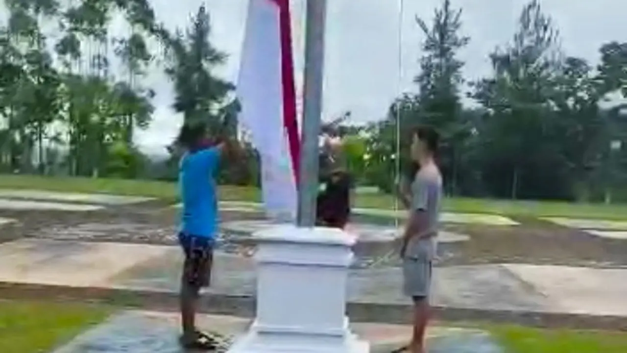 Tangkapan layar tiga remaja di Kabupaten Kuansing menurunkan bendera merah putih karena tidak petugas yang menurunkan.