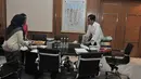 Mantan Gubernur DKI Jakarta Jokowi tampak mengangkat tumpukan buku dari meja kerjanya dan memasukkan ke dalam kardus, (17/10/14). (Liputan6.com/Herman Zakharia)