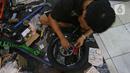 Mekanik memperbaiki dan merestorasi sepeda di Workshop Sampurna Bike Kalibata, Jakarta, Kamis (9/7/2020). Bengkel tersebut dapat menerima 20 sepeda per hari untuk diperbaiki hingga terjadi antrean bagi pelanggan. (Liputan6.com/Herman Zakharia)
