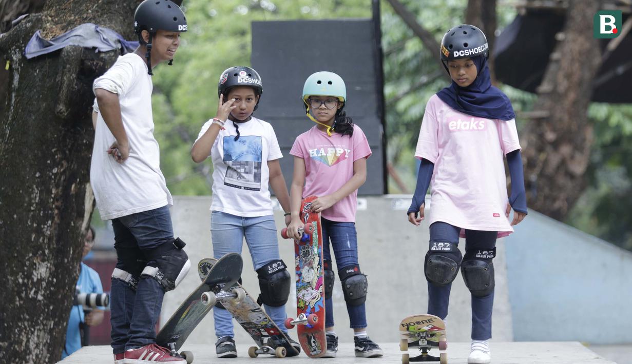 Atlet skateboard Indonesia, Bunga Nyimas Cinta, saat latihan di Skateboard Park, TMII, Jakarta, Sabtu (8/9/2018). Berhasil meraih perunggu, Bunga Nyimas menjadi atlet termuda peraih medali di Asian Games 2018. (Bola.com/M Iqbal Ichsan)