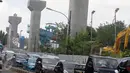 Sejumlah kendaraan melintasi proyek jalur layang Mass Rapid Transit (MRT) di Kawasan Lebak Bulus, Jakarta Selatan, Minggu(15/5). Pembangunan MRT dipercepat juga dalam menyambut Asian Games 2018 serta mengurangi kemacetan.(Liputan6.com/Helmi Afandi)