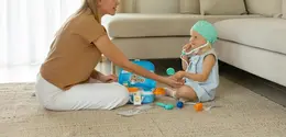 Bermain bukan sekadar hiburan bagi anak. Lewat role play, mereka belajar memahami dunia dan perasaannya secara alami. [Dok/Pexels.com/Polesie Toys].
