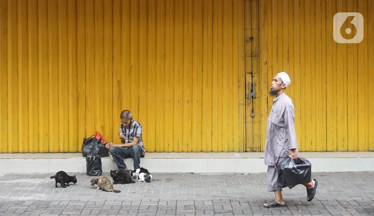 Suasana pertokoan yang tutup di kawasan Pasar Baru, Jakarta Pusat, Senin (4/5/2020). Adanya program PSBB menyebabkan hampir seluruh pertokoan di salah satu pusat tekstil Ibukota tersebut berhenti beroperasi dan lebih sepi dibanding hari biasa. (Liputan6.com/Immanuel Antonius)