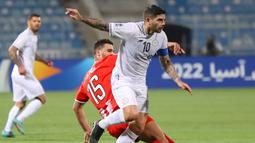 Ever Banega. Gelandang tengah Argentina berusia 34 tahun ini kini tengah menjalani musim ketiganya bersama Al-Shabab sejak bergabung pada awal musim 2020/2021 setelah meninggalkan Sevilla dengan status bebas transfer. Bersama Al-Shabab musim ini ia telah tampil dalam 8 laga di semua ajang dengan torehan 2 gol. (AFP/Fayez Nureldine)