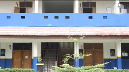 Suasana SMPN 2 Depok, Pancoran Mas, Depok, Jawa Barat, Jumat (19/11/2021). Pemkot Depok menghentikan sementara pelaksanaan PTMT seluruh sekolah di kawasan Pancoran Mas hingga 29 November 2021 akibat terjadinya penambahan kasus COVID-19 yang berasal dari klaster PTMT. (Liputan6.com/Herman Zakharia)