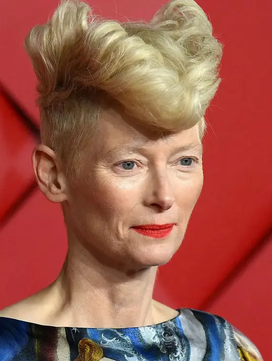 Tilda Swinton dengan teddy boy hair-nya yang menjadi momen di red carpet Fashion Awards 2022 ini.