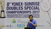 Legenda Bulutangkis Indonesia, Chandra Wijaya, memberi sambutan saat acara penghargaan Chandra Wijaya International Badminton Center kepada Tokoh Bulutangkis Indonesia Berprestasi di CWIBC, Serpong, Selasa, (19/12/17). (Bola.com/M Iqbal Ichsan)