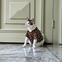 Bobby Kertanegara mengenakan batik