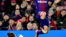 Pemain Barcelona, Jordi Alba berebut bola dengan bek Deportivo La Coruna, Fabian Schaer pada pertandingan pekan ke-16 La Liga di Stadion Camp Nou, Senin (18/12). Barcelona menekuk tamunya Deportivo La Coruna dengan skor telak 4-0. (JAVIER SORIANO/AFP)