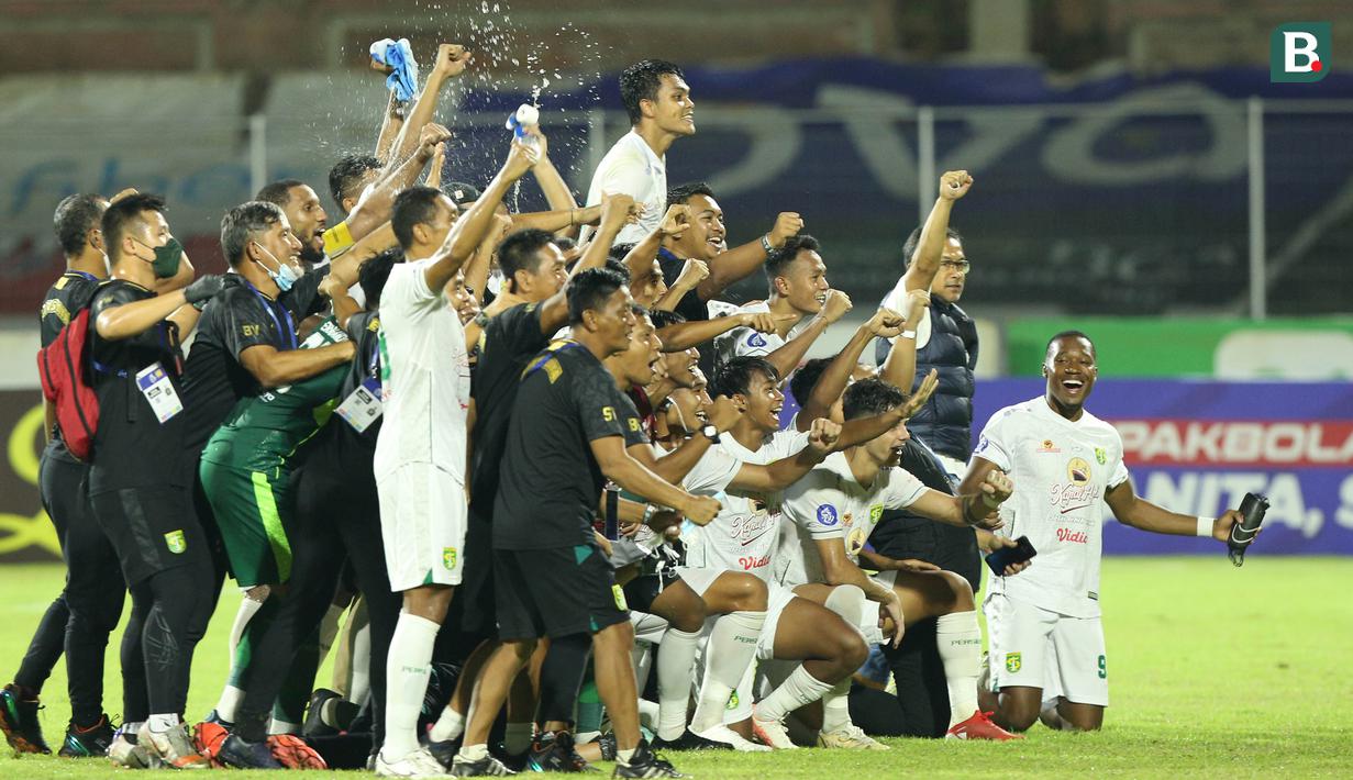 Atas kemenangan tersebut membuat Persebaya menduduki peringkat ketiga kalsemen sementara BRI Liga 1 2021/2022 dengan raihan 63 poin. Mereka tentu akan mati-matian di laga pamungkas melawan Borneo FC agar tak disalip Arema FC yang berselisih satu poin di bawahnya. (Bola.com/M Iqbal Ichsan)