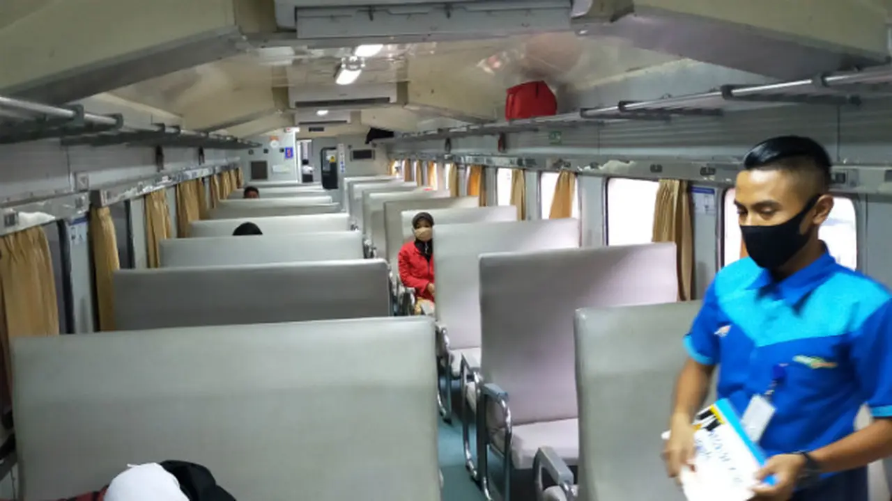 Tidak Ada Keramaian Penumpang Kereta Api di Stasiun Malang
