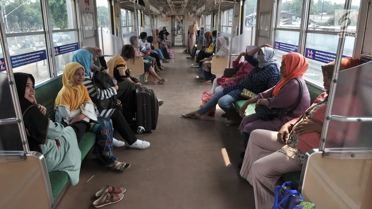 Penumpang KRL Telantar Akibat Listrik Padam