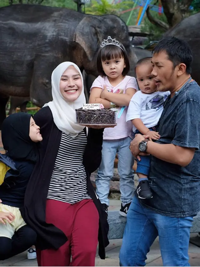 Hanung Bramantyo bersama Zaskia Adya Mecca dan ketiga anaknya. 