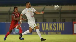Striker Persebaya Jose Wilkson (kanan) yang menguasai bola langsung menceploskan bola pelan saja yang gagal dibendung Syaiful. (Bola.com/Ikhwan Yanuar)