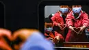 Staf medis dari Provinsi Hunan memberi isyarat ucapan selamat tinggal di dalam kereta di Stasiun Kereta Api Wuhan di Provinsi Hubei, China (17/3/2020). Beberapa tim bantuan medis  mulai meninggalkan Hubei ketika epidemi COVID-19 yang terkena dampak paling parah itu terus menurun. (Xinhua/Shen Bohan)