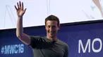 Pendiri sekaligus CEO Facebook, Mark Zuckerberg melambaikan tangan saat menghadiri Mobile World Congress di Barcelona, Spanyol, Senin (22/2). (REUTERS/Albert Gea)