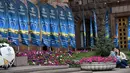 Sepasang kekasih berciuman di depan dekorasi final Liga Champions antara Real Madrid dan Liverpool FC di Kiev, Ukraina, Senin (21/5). Final Liga Champions akan berlangsung di Olimpiyskiy Stadium. (Sergei SUPINSKY/AFP)