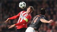 Striker PSV Eindhoven, Luuk De Jong (kiri) berduel dengan Xabi Alonso, gelandang Bayern Munchen dalam lanjutan babak penyisihan grup D Liga Champions di Phillip Stadium (1/11/2016)