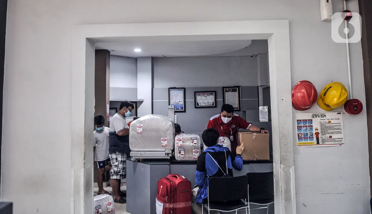 Petugas mengemas barang costumer yang akan dikirim melalui jasa ekspedisi JNE di Tomang, Jakarta, Selasa (29/12/2020). Peningkatan jasa ekspedisi terjadi seiring kian maraknya warga yang membeli barang melalui e-commerce. (merdeka.com/Iqbal S. Nugroho)