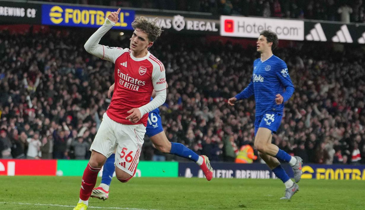 Pada masa injury time atau pada menit ke-90+7, giliran Max Dowman mencatat nama di papan skor sekaligus mengukir sejarah sebagai pencetak gol termuda dalam sejarah Premier League. Tampak dalam foto, pemain Arsenal, Max Dowman (kiri) merayakan golnya selama pertandingan lanjutan Premier League musim 2025/2026 melawan Everton di Emirates Stadium, Inggris, Sabtu 14 Maret 2026 waktu setempat atau Minggu (15/3/2026) dini hari WIB. (AP Photo/Kin Cheung)