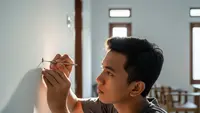 Cara Menutup Lubang Bekas Paku di Dinding agar Hasil Halus, Cat Menyatu Sempurna