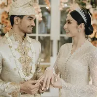 Tengku mengenakan beskap khas Melayu ronce melati yang dikalungkan. Lengkap dengan hiasan kepala songket yang serasi dengan bawahannya. [@morden.co]