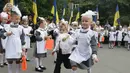 Taruna baru, gadis dan anak laki-laki, berlari ketika lonceng berbunyi pada upacara hari pertama sekolah di sekolah Kadet lyceum, di Kiev, Senin (3/9). Ukraina menandai Hari Pengetahuan, sebagai dimulainya tahun ajaran baru. (AP Photo/Efrem Lukatsky)