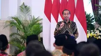 Presiden Jokowi memberikan pengarahan pada Rapat Kerja Tahun 2023 dan Milad ke-6 Badan Pengelola Keuangan Haji (BPKH) di Istana Negara, Jakarta, Selasa (12/12/2023). Jokowi meminta BPKH berhati-hati dalam mengelola dana haji. (Foto: Sekretariat Presiden)
