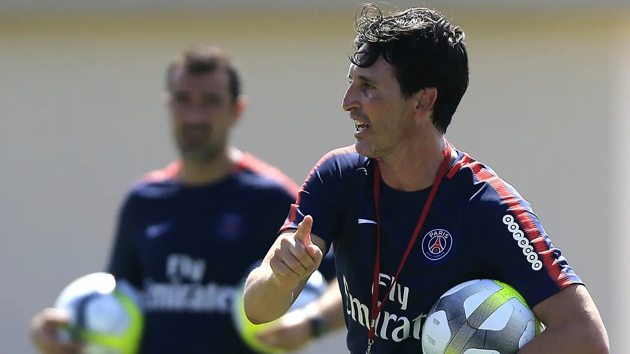 Pelatih Paris Saint-Germain (PSG), Unai Emery, menyesalkan tertundanya debut Neymar. 