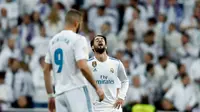 Penyerang Real Madrid, Isco bereaksi setelah pemain Leganes mencetak gol pada leg kedua perempatfinal Copa del Rey di Santiago Bernabeu, Kamis (25/1). Real Madrid tersisih oleh Leganes pada perempat final dengan skor 1-2. (AP/Francisco Seco)