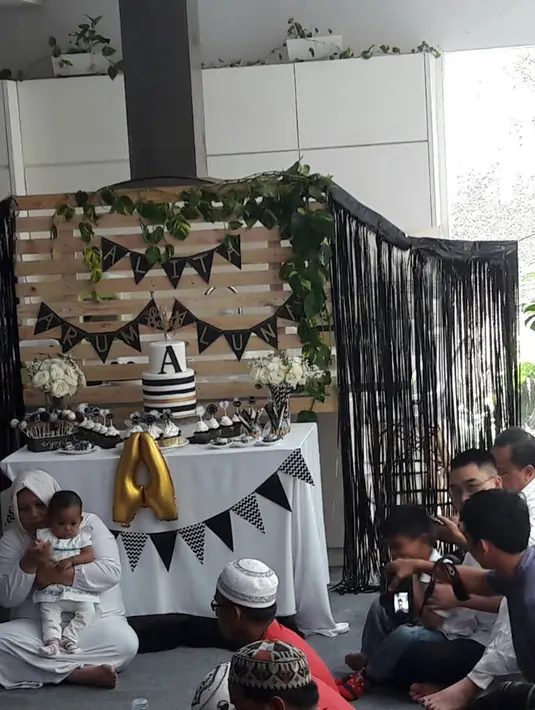 "Sudah satu minggu udah naik kepala, dia sempat tengkurep sendiri. Jadi tiba-tiba lagi tidur tengkurep gitu, jadi deg-degan sendiri,” ucap Alice Norin, Sabtu (4/3/2017). (Nurwahyunan/Bintang.com)