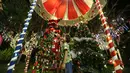 Seorang anak berpose untuk berfoto dengan dekorasi Natal di Yangon, Myanmar (10/12/2020). Berbagai dekorasi hingga akseoris dipasang untuk menyambut Natal di kota tersebut. (Xinhua/U Aung)