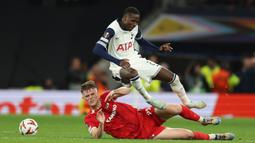 Bersatus tuan rumah, The Lilywhites mengambil inisiatif menyerang sejak awal pertandingan. (AP Photo/Ian Walton)