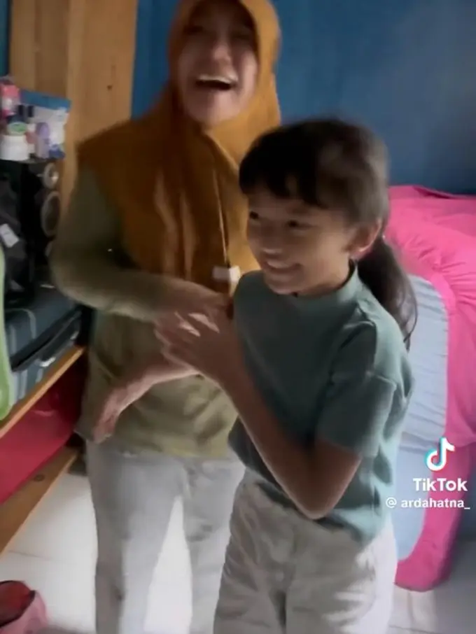 Potret Mbak Ti dan Kara setelah lama berpisah kemudian bertemu kembali (Sumber: TikTok/ardahatna_)