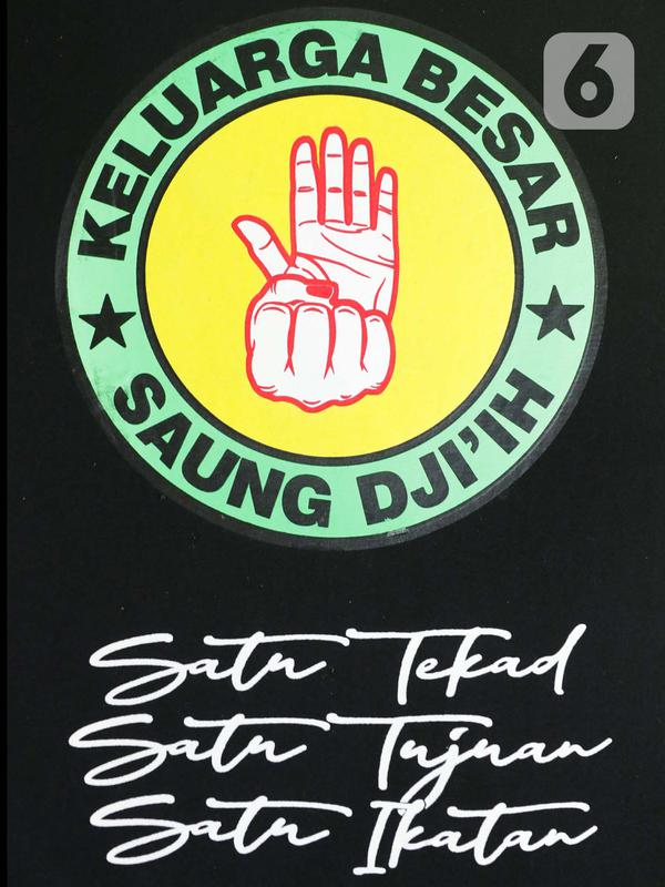 Logo Tangan Terbuka dan Terkepal Sanggar Saung Dji’ih memiliki makna kekuatan mental untuk Satu Tekad, Satu Tujuan dan Satu Ikatan dalam upaya melestarikan adat dan budaya betawi di tengah-tengah gempuran zaman. (Liputan6.com/Helmi Fithriansyah)