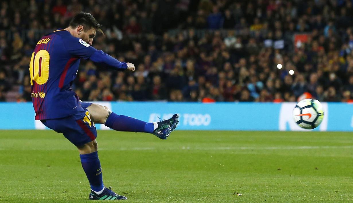 Striker Barcelona, Lionel Messi, melepaskan tendangan ke gawang Leganes pada laga La Liga di Stadion Camp Nou, Sabtu (7/4/2018). Barcelona menang 3-1 atas Leganes. (AP/Manu Fernandez)