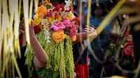 Pembagian Kembang Dharmo dan Ider Bumi menjadi penanda berakhirnya ritual adat Seblang warga Suku Osing. (Liputan6.com/Dian Kurniawan)